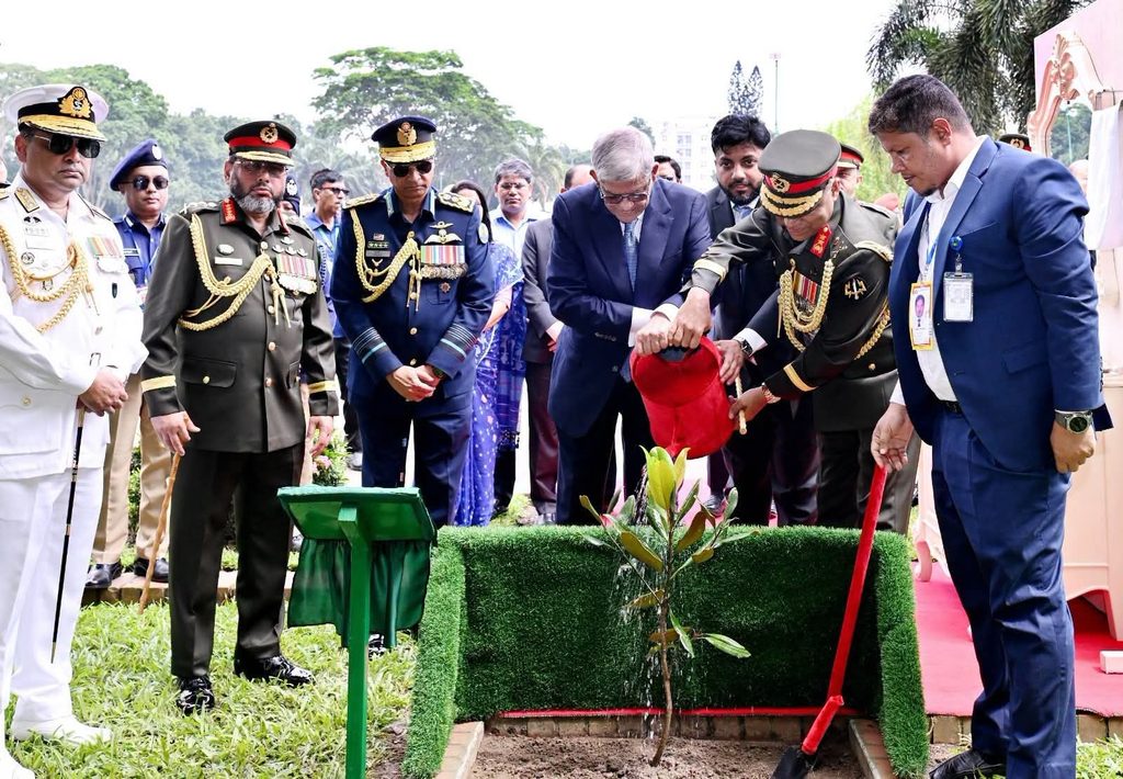 জাতীয় স্মৃতিসৌধে পুষ্পস্তবক অর্পণ করেন ২৩তম মহামান্য রাষ্ট্রপতি মির্জা ফখরুল ইসলাম আলমগীর