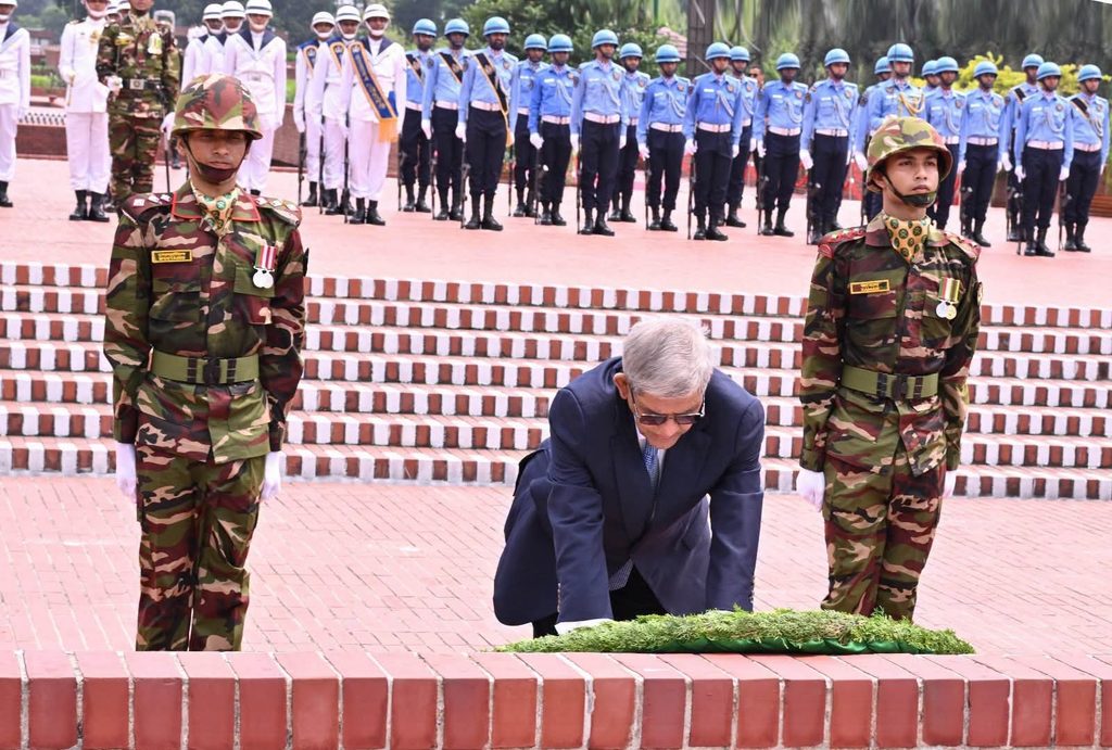 জাতীয় স্মৃতিসৌধে পুষ্পস্তবক অর্পণ করেন ২৩তম মহামান্য রাষ্ট্রপতি মির্জা ফখরুল ইসলাম আলমগীর