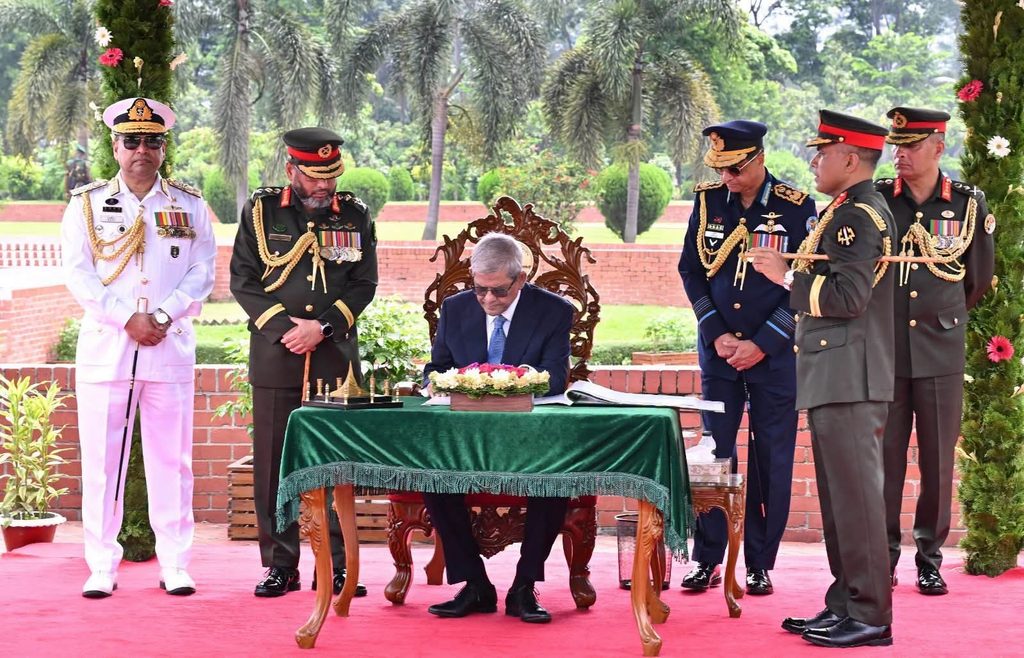 জাতীয় স্মৃতিসৌধে পুষ্পস্তবক অর্পণ করেন ২৩তম মহামান্য রাষ্ট্রপতি মির্জা ফখরুল ইসলাম আলমগীর