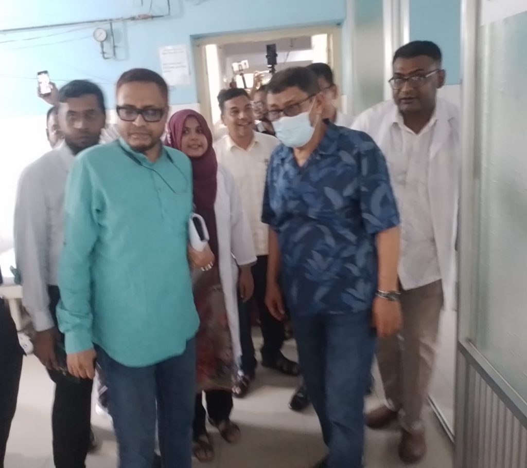 হঠাৎ কালাইয়ে স্বাস্থ্যমন্ত্রী, ঘুরে দেখলেন ওয়ার্ড, নিলেন সেবার খোঁজ