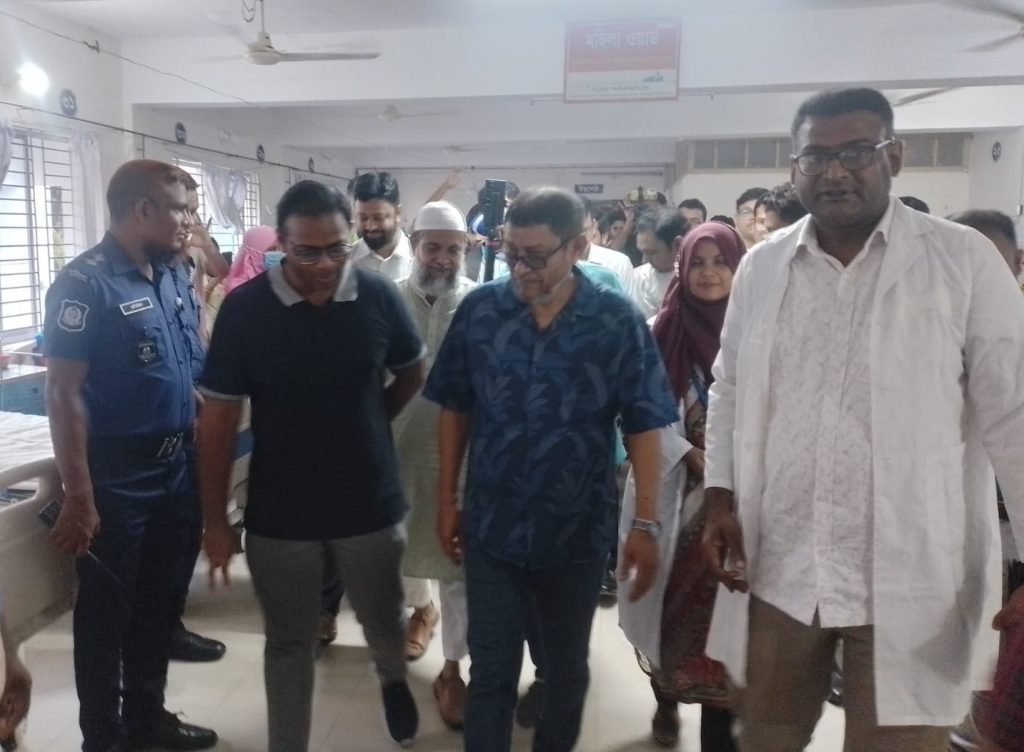 হঠাৎ কালাইয়ে স্বাস্থ্যমন্ত্রী, ঘুরে দেখলেন ওয়ার্ড, নিলেন সেবার খোঁজ
