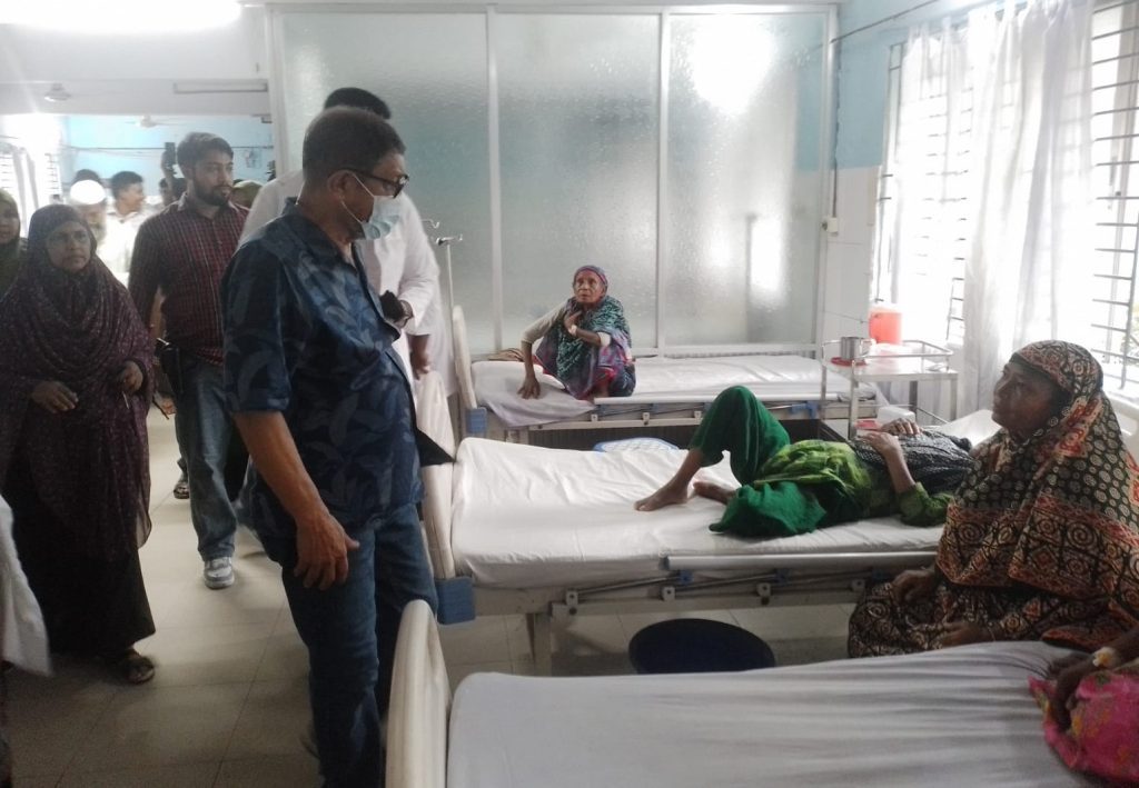 হঠাৎ কালাইয়ে স্বাস্থ্যমন্ত্রী, ঘুরে দেখলেন ওয়ার্ড, নিলেন সেবার খোঁজ