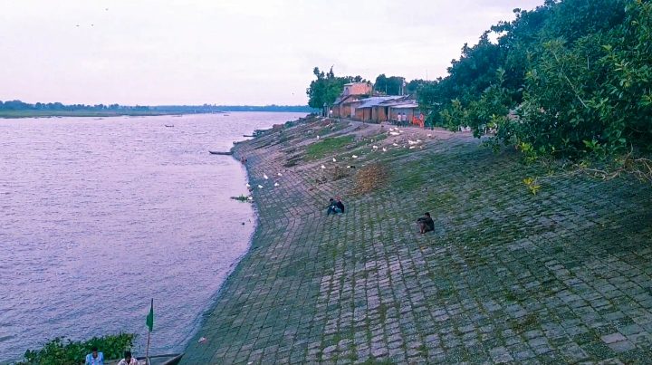 ভোলাহাটের বিনোদন ও সৌন্দর্য বিকাশে নতুন সম্ভাবনার দুয়ার মুন্সিগঞ্জ মাঠ ও মহানন্দার তীর