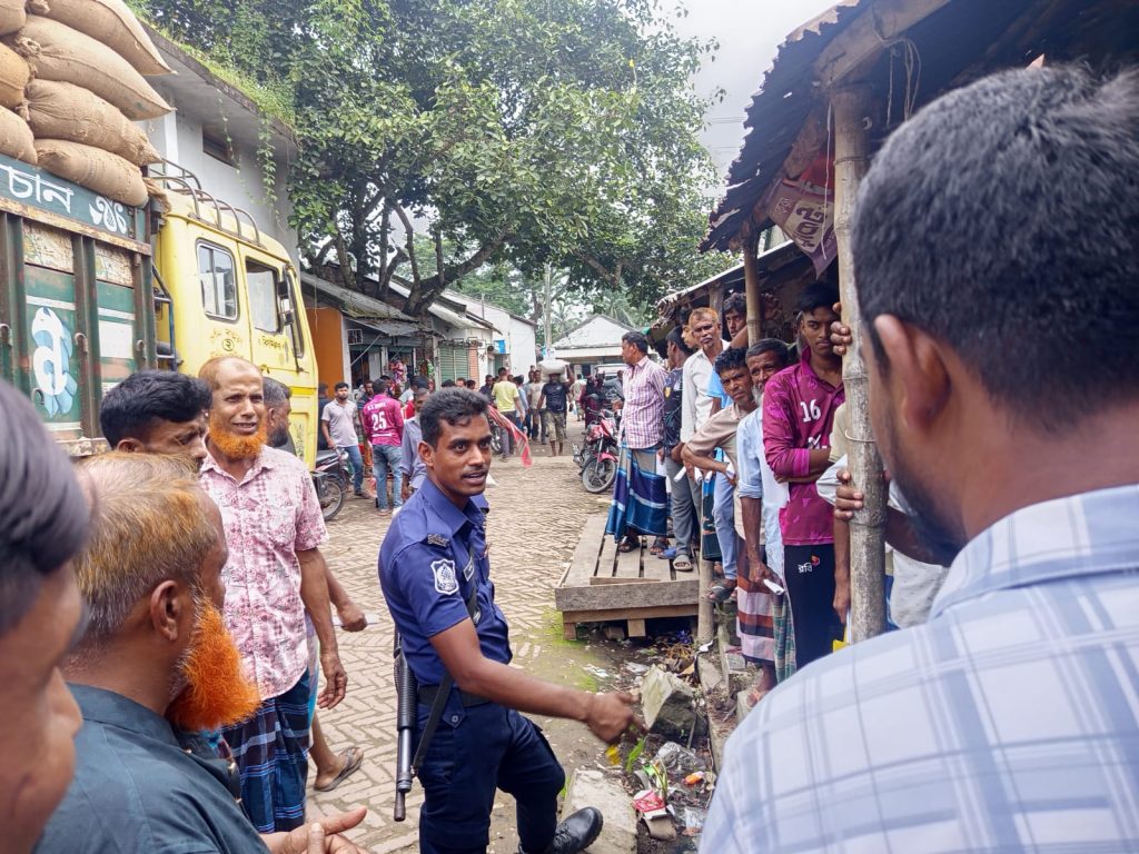 মাগুরার আলমখালী বাজারে অবৈধ সার মজুদের দায়ে জরিমানা, জব্দ ৭৯ বস্তা