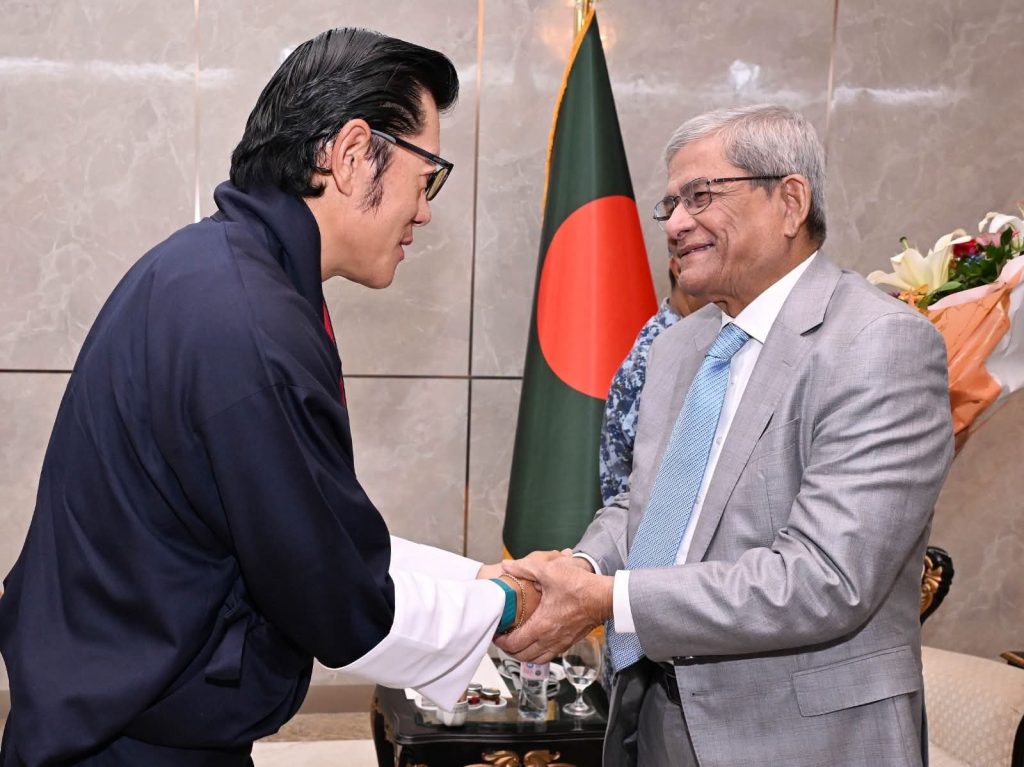 ভুটানের রাজার সাথে বাংলাদেশের রাষ্ট্রপতির ঢাকা বিমানবন্দরে সৌজন্য সাক্ষাৎ করেন