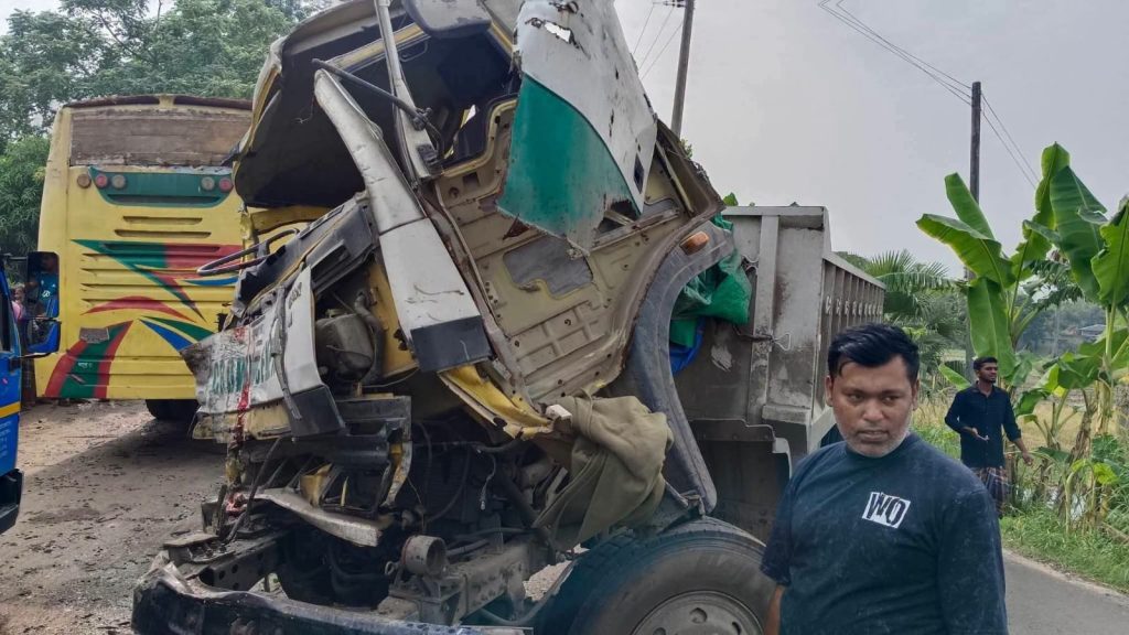 খুলনার ডুমুরিয়ার ১৮ মাইলে যাত্রীবাহী বাস ও সিমেন্টবোঝাই ট্রাকের মুখোমুখি সংঘর্ষ