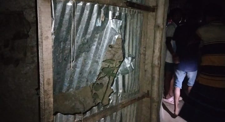 তরুণীর সিঁথিতে সিঁদুর দিতে চাওয়াকে কেন্দ্র করে সংঘর্ষ, আহত ৫